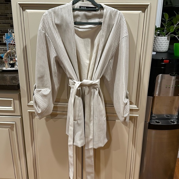 Vinyl cream Zara jacket - Picture 1 of 4